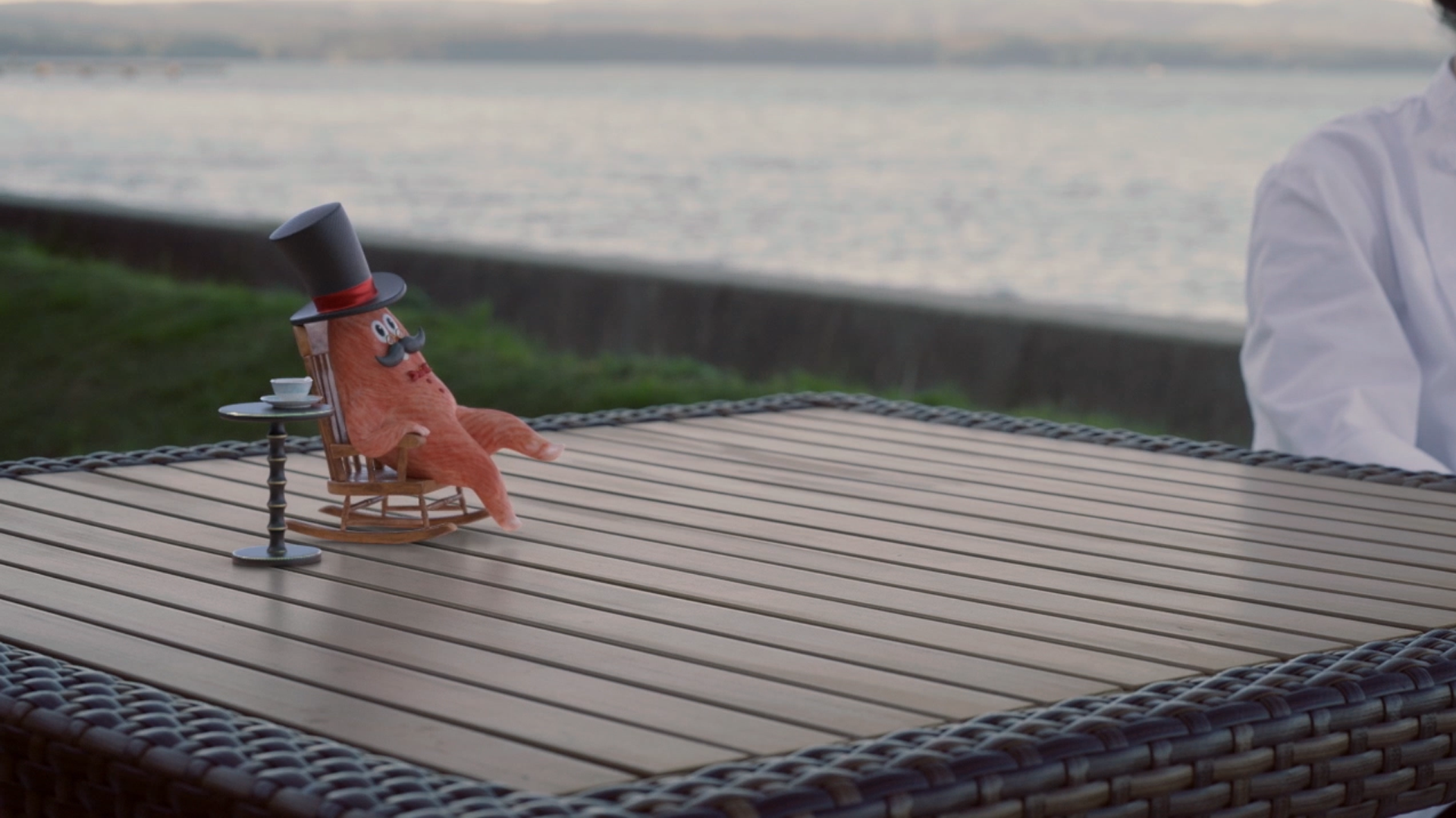 ずっこけるカニカマ氏